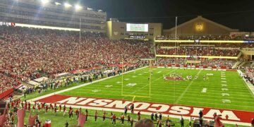Wisconsin Football’s return draws a near-capacity crowd