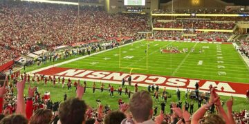 Wisconsin Football’s return draws a near-capacity crowd